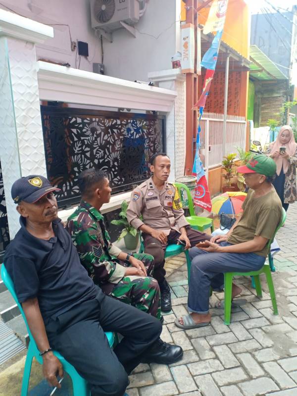 Cegah Gangguan Kamtibmas, Bhabinkamtibmas Totaka dan Babinsa Sambangi Masyarakat