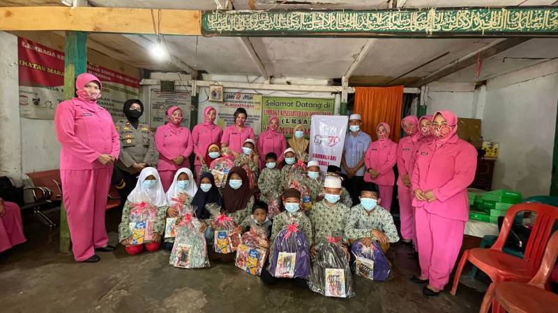 Sambut HKGB ke-70, Ketua Bhayangkari Cabang Pelabuhan Baksos di Panti Asuhan Al-Mukarramah