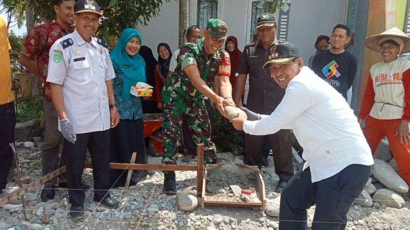 Kepala DPK Lutim Letakkan Batu Pertama Pembangunan Perpustakaan Desa Sumber Makmur