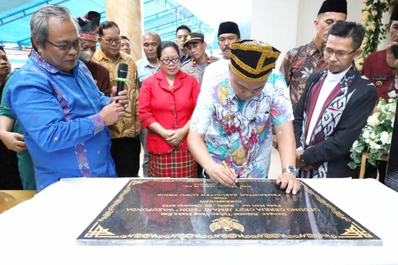 Bupati Lutim Resmikan Gedung Gereja GKST Sion Wasuponda