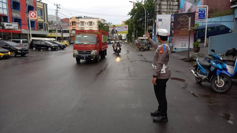 Satlantas Polres Pelabuhan Urai Kemacetan di Jalur Padat Kendaraan