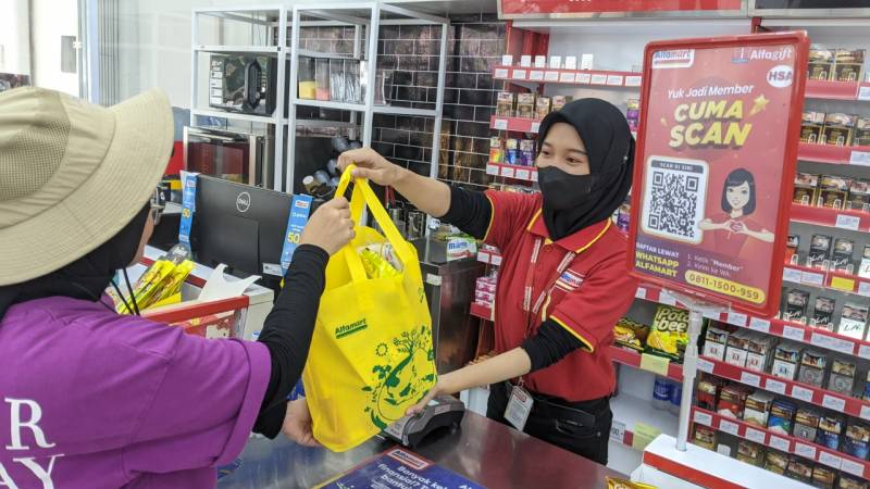 Ulang Tahun, Alfamart Bagi Bingkisan Hingga Modal Usaha Miliaran Rupiah
