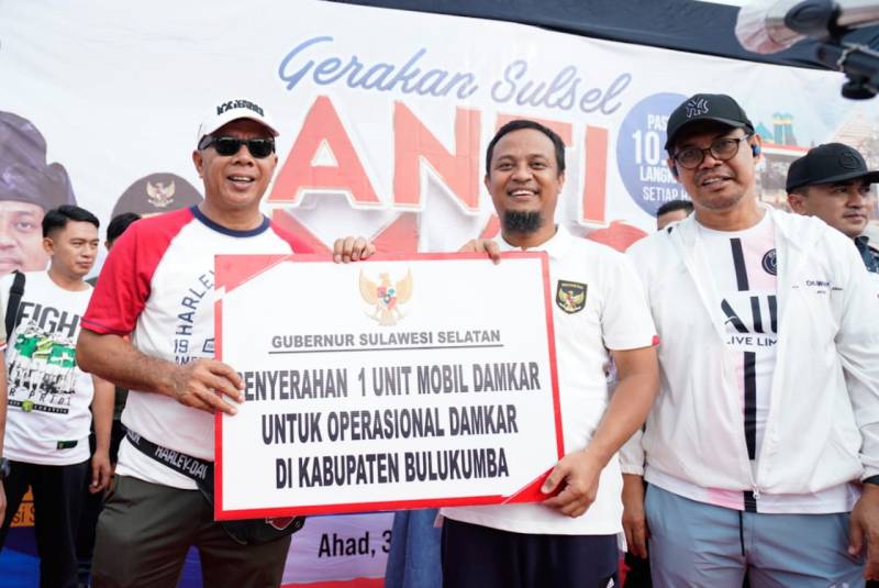 Gubernur Serahkan Satu Unit Mobil Damkar di Anti Mager Bulukumba