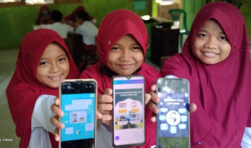 Siswa SDN 100 Salokaraja Belajar Desain Grafis Pakai Canva