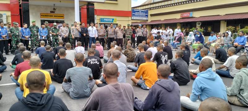 Usai Ditangkap, Puluhan Remaja Menangis Saat Dipertemukan Orang Tuanya