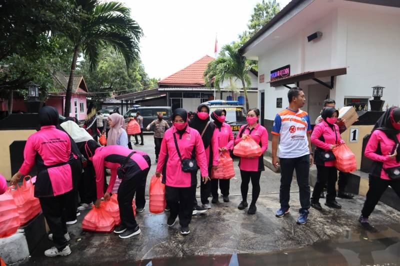 Kapolres Kembali Bagikan 425 Nasi Kotak Ke Warga