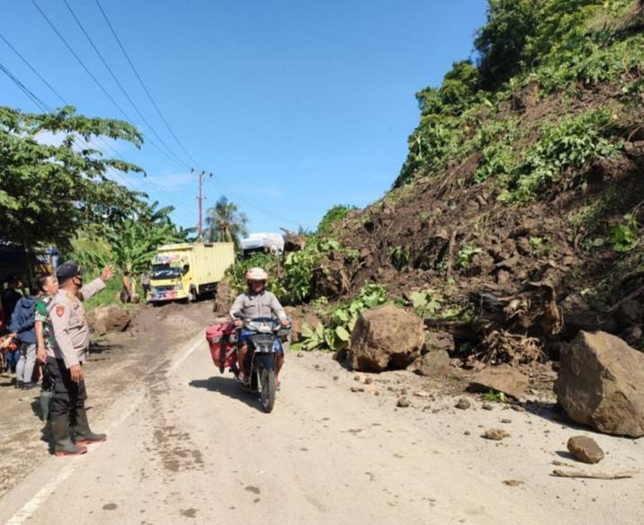 Jalan Poros Kecamatan Tubo Kembali Tertimbun Longsor