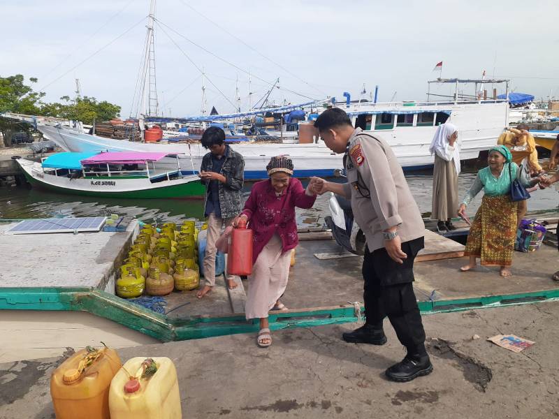 Melayani Setulus Hati, Personel Polsek Paotere Bantu Masyarakat Turun Dari Kapal