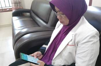 Dokter Puskesmas Unaaha Ajak Peserta Manfaatkan Fitur Konsultasi Dokter di Aplikasi Mobile JKN