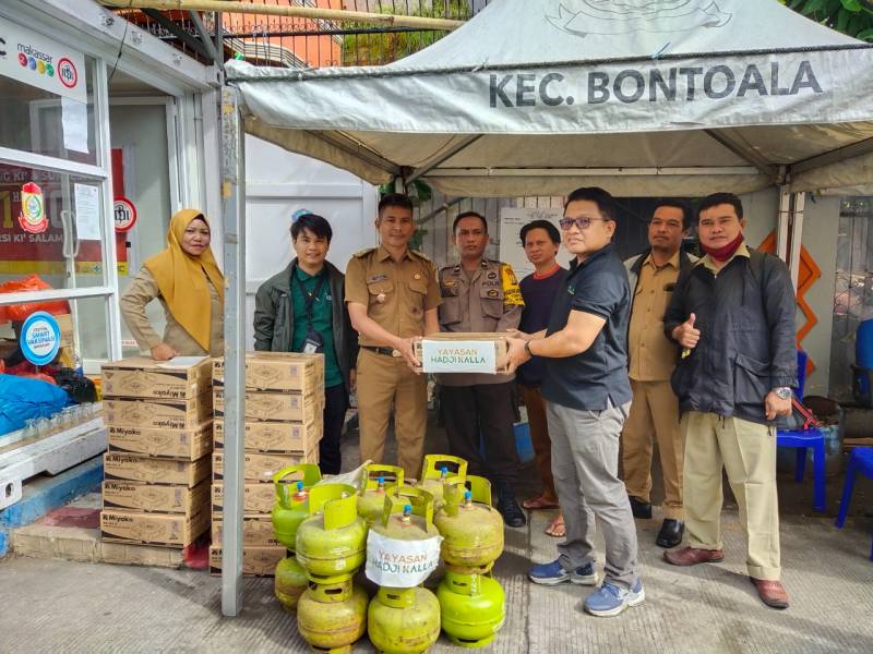 Yayasan Hadji Kalla Bantu Peralatan Masak Korban Kebakaran di Tallo dan Bontoala