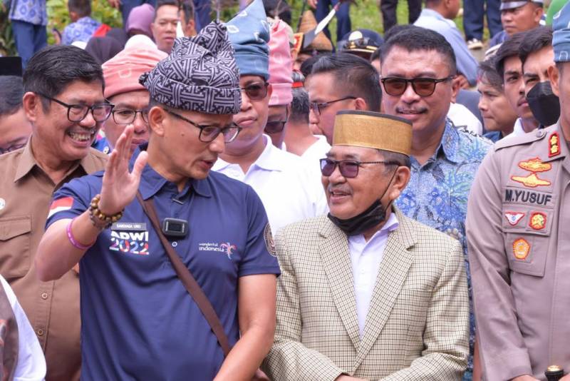 Sandiaga Uno Disambut di Bandara Bua Sampai ke Kambo