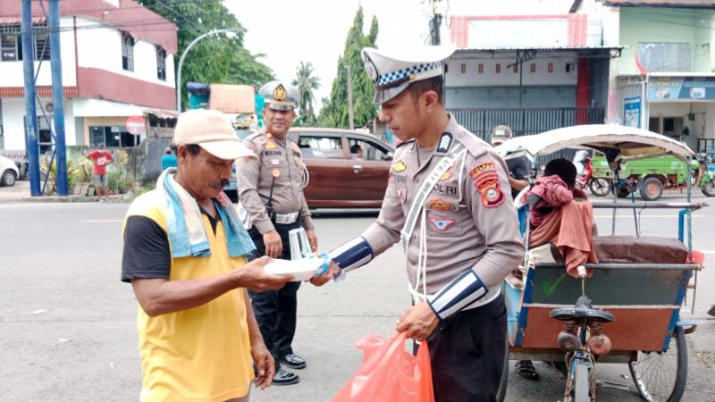 Jumat Berkah, Polres Kembali Bagikan Nasi Kotak Ke Warga 