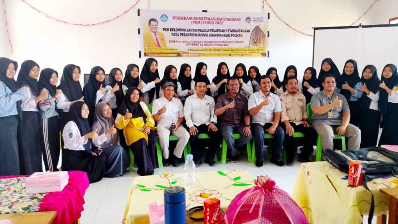 UNM Mendorong Lahirnya Santri Wirausaha, Melalui Pelatihan Kewirausahaan Santri