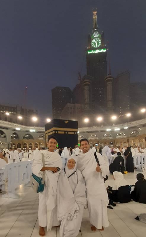 Muliakan Ibu, JNE Umrahkan Tiga Bersaudara