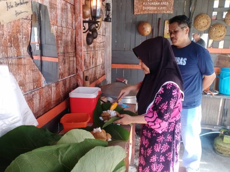 Di Enrekang Ada Jajanan Apang Daun Jati, Pembelinya Banyak Keuntungan Jutaan Rupiah Perbulan 