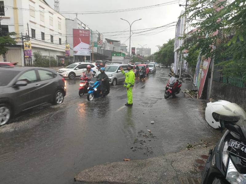 Meski Diguyur Hujan, Satlantas Polres Pelabuhan Tetap Berikan Pelayanan ke Masyarakat