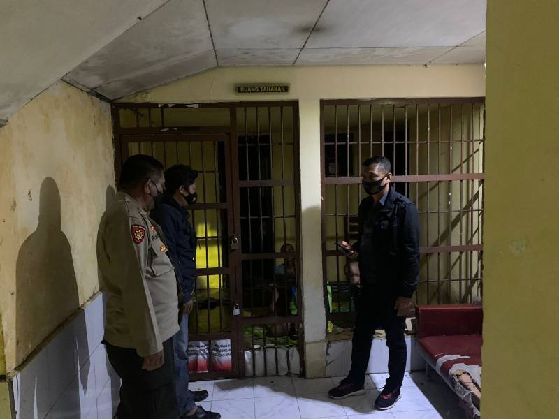 Piket Jaga Rutin Kontrol Tahanan Rutan Polres Pelabuhan