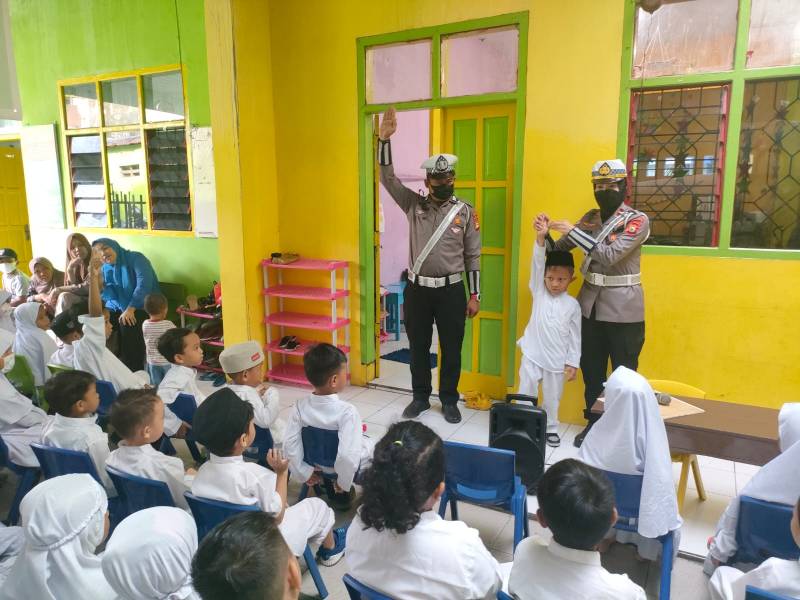 Tanamkan Disiplin Lalu Lintas Sejak Dini, Satlantas Polres Pelabuhan Edukasi Anak TK