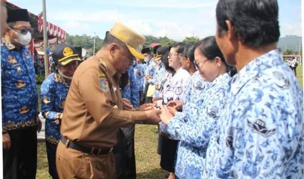 Peringati HUT Korpri ke-51, Bupati Torut Beri Cendramata Kepada 24 Purnabakti
