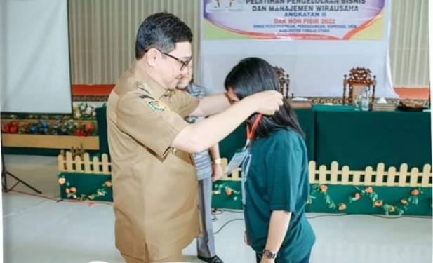 Wabup Torut Buka Pelatihan Bisnis Pengelolaan dan Wirausaha Sentra Tenun