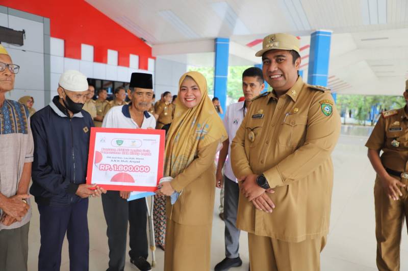 Bupati Maros Serahkan Bantuan Atensi Ke 67 Warga Lanjut Usia