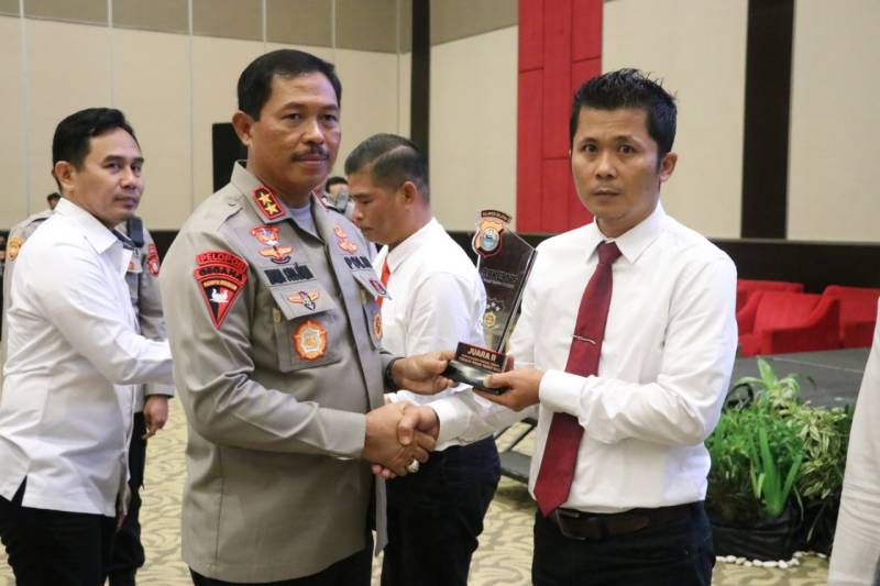 Kasat Reskrim Polres Luwu Terima Penghargaan Dari Kapolda Sulsel