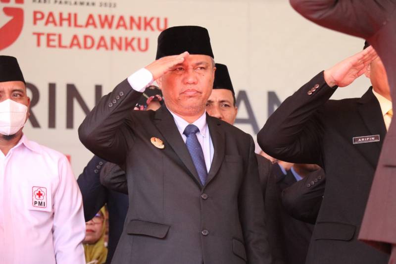 Momen Hari Pahlawan, Budiman Serahkan Bansos Untuk Legiun Veteran dan Randis Lurah