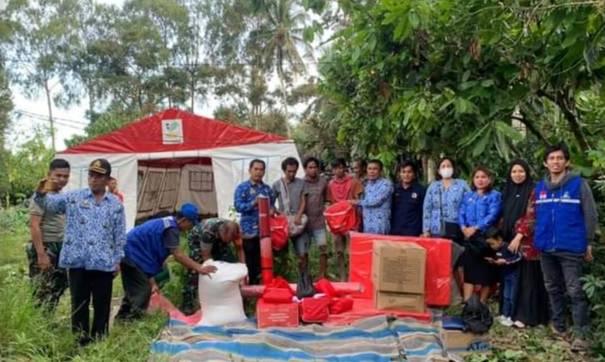 Dinsos Torut Serahkan Bantuan ke Korban Kebakaran di Palli
