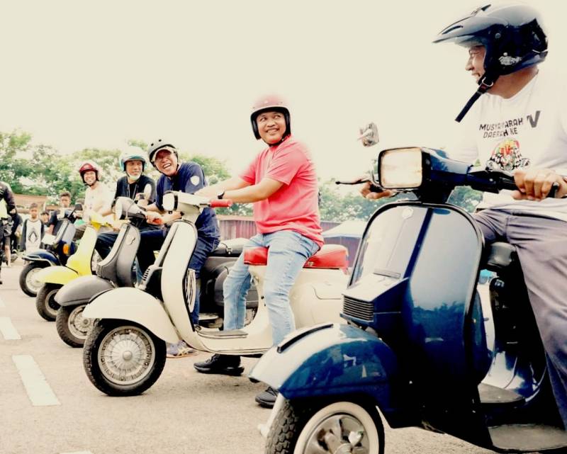 Hadir di Temu Scooterist Bantaeng, Ilham Azikin Bawa Vespa Klasik Tahun 1976