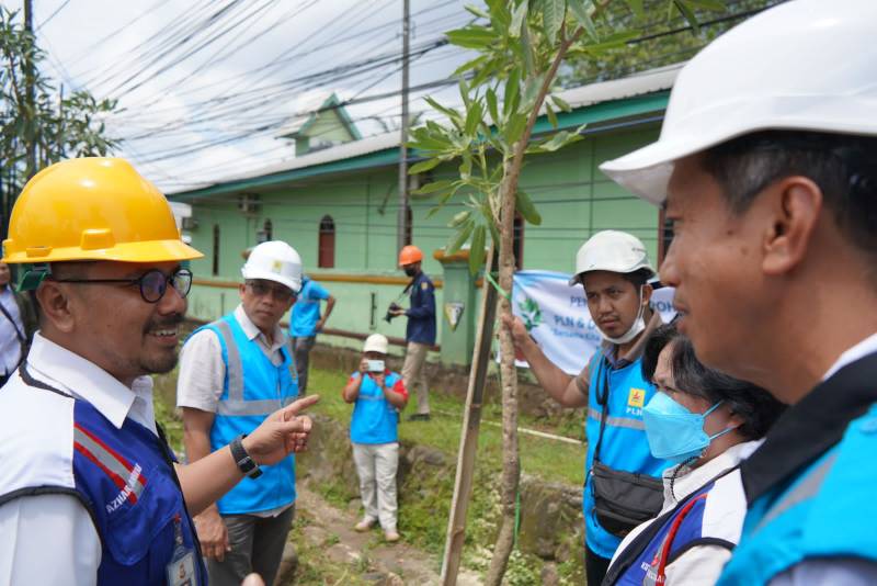 Dukung Program Penghijauan Kota Makassar, PLN dan DLH Gelar Penanaman Kembali Pohon di Jalan Perintis Kemerdekaan
