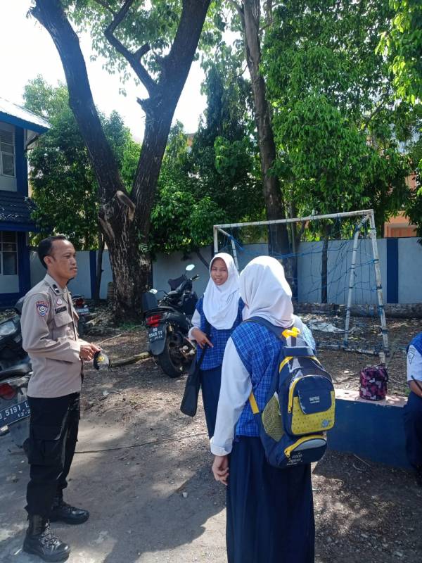 Berikan Motivasi Pada Penerus Bangsa, Bhabinkamtibmas Totaka Sambangi Anak Sekolah