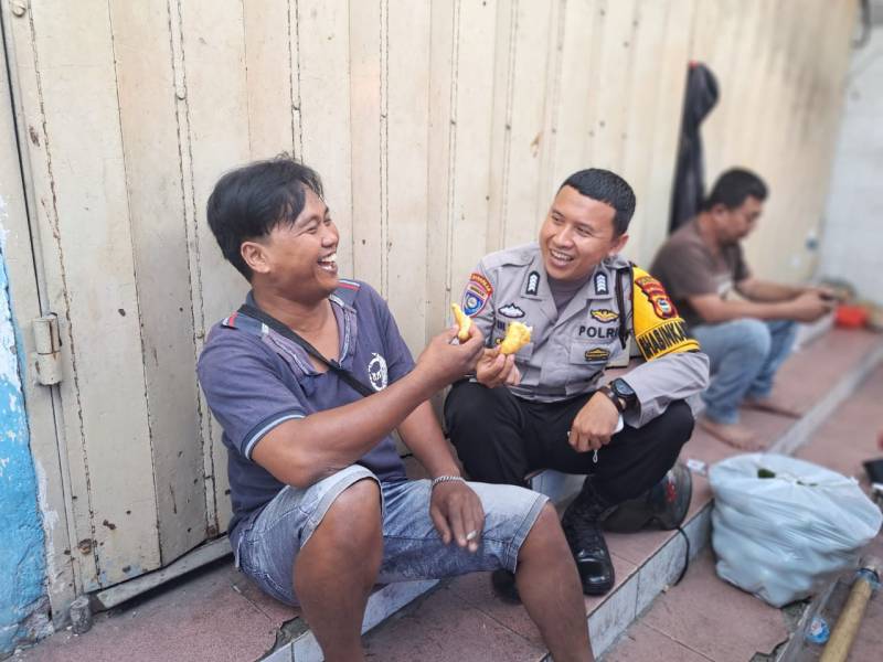 Sambil Bersenda Gurau, Bhabinkamtibamas Melayu Baru Sampaikan Pesan Kamtibmas ke Warga