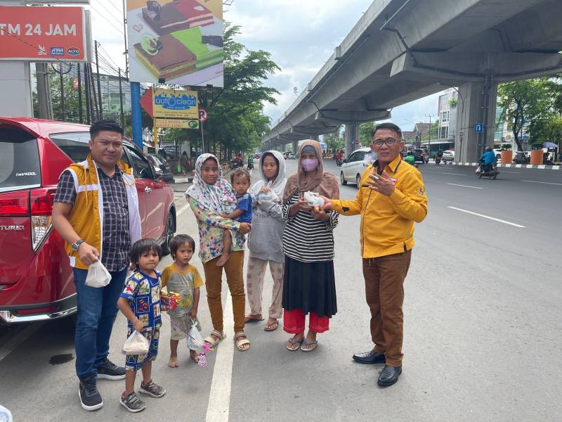 DPD Sulsel Partai Hanura Berbagi Berkah, Bagi Ratusan Nasi Bungkus Depan Kantornya