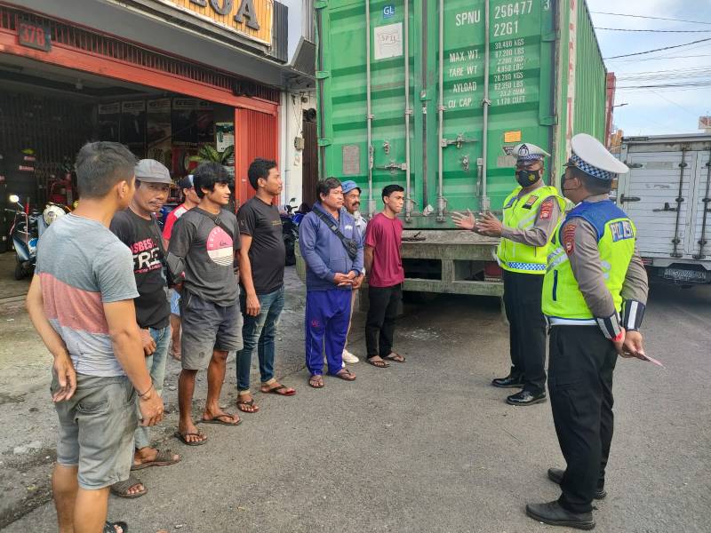 Satlantas Polres Pelabuhan Makassar Imbau Sopir Truk Tertib Berlalu Lintas 