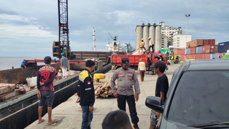 Polsek Soeta Awasi Aktivitas Bongkar Muat Barang di Pelabuhan 