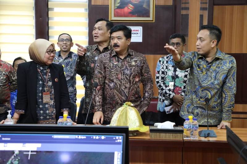 Tindak Lanjuti Penyelesaian Sengketa Lahan, Menteri ATR/BPN Serahkan Sertipikat ke Empat Lembaga
