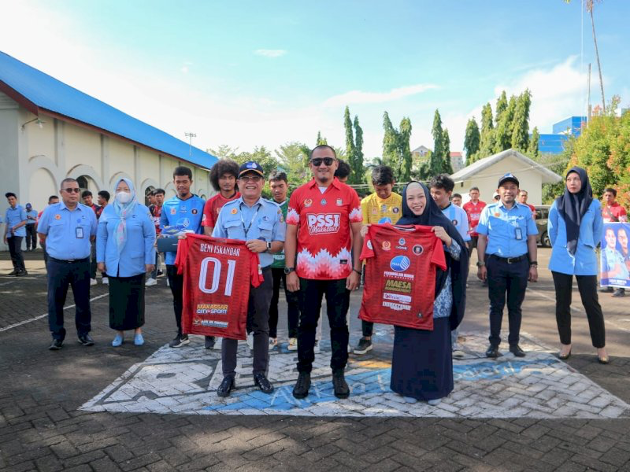 Target Emas, Beni Iskandar Tekankan Sportivitas Saat Melepas Kontingen Sepakbola