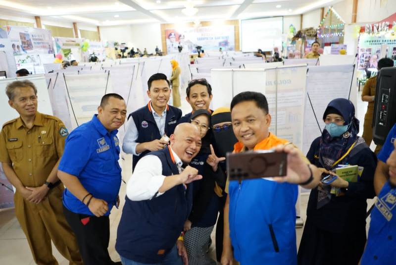 Serahkan Bantuan Modal, Ilham Azikin Harap Pelaku Usaha untuk Terus Belajar dan Produktif