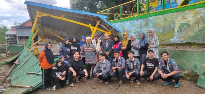 Peserta Pertukaran Mahasiswa Merdeka Unismuh Serahkan Bantuan Bencana kepada Dua Sekolah di Sulsel
