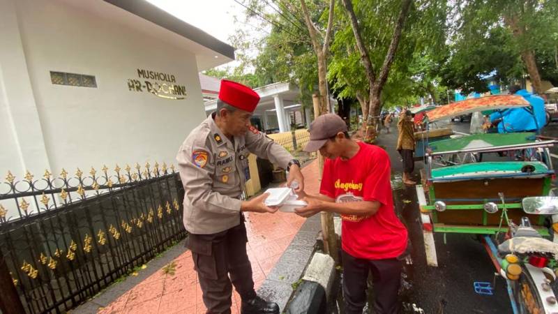 Polres Bantaeng Kembali Bagikan 540 Nasi Kotak Siap Saji Ke Warga