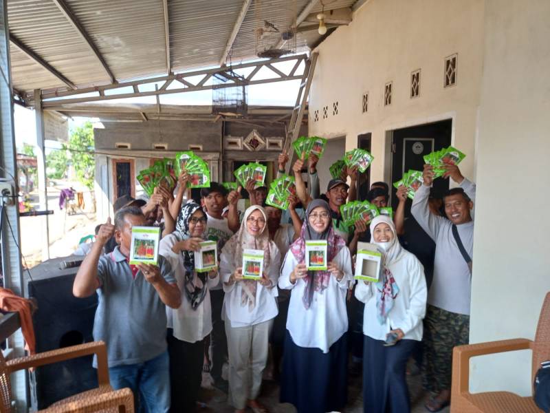 Dinas Perikanan dan Pertanian Kota Makassar Menyerahkan Bantuan Benih Cabe Keriting kepada Kelompok Tani di Kota Makassar