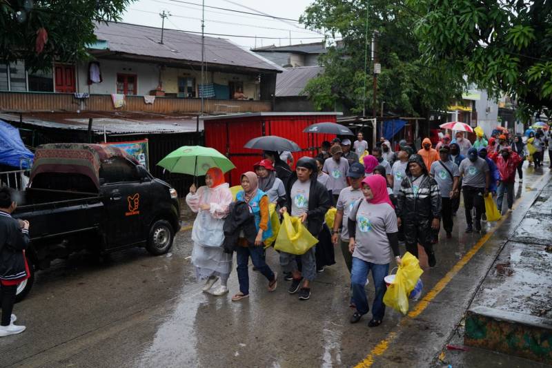 Ratusan Relawan PMI Makassar Ikuti Flogging Day, Dari Pungut Sampah, Bagi Vitamin Hingga Fogging