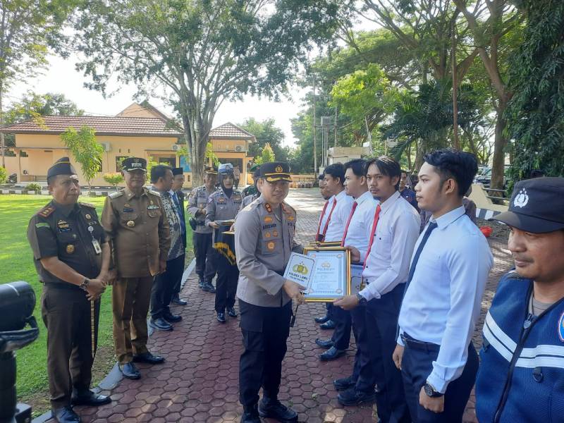 Bentuk Motivasi, Kapolres Luwu Beri Penghargaan ke Personel