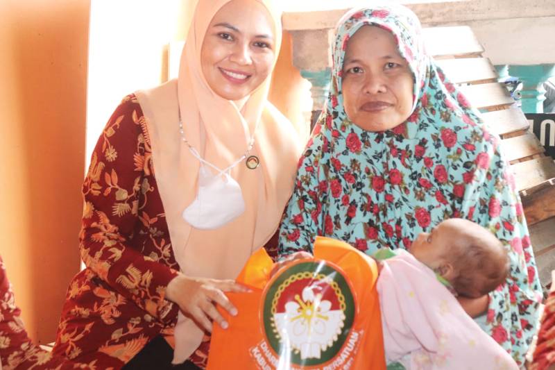 Ketua DWP Bersama Jajaran Anjangsana ke Rumah Warga