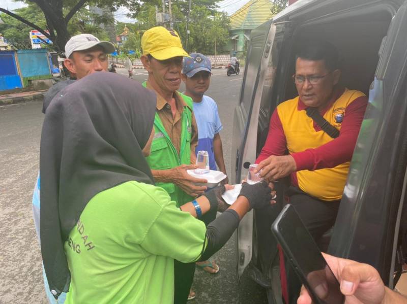 Polres Bantaeng Kembali Bagikan 615 Makanan Siap Saji Ke Warga
