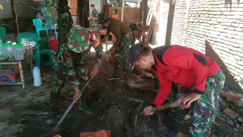 Program Masuk Dapur, Babinsa Rehab Rumah Warga Tak Layak Huni