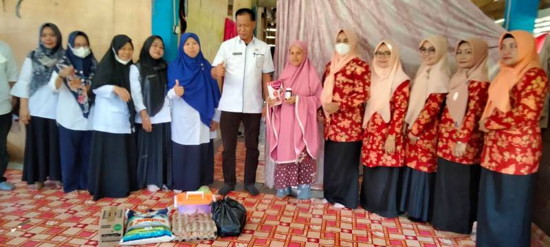 Didampingi Dharma Wanita, Sekda Enrekang Serahkan Bantuan Penanganan Stunting di Desa Tokkonan