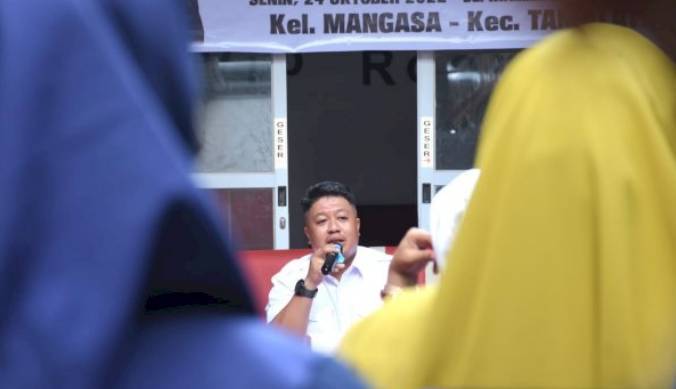 Kunjungi Dapil di Parang Tambung, Ari Ashari Tinjau Pengerjaan Paving Blok
