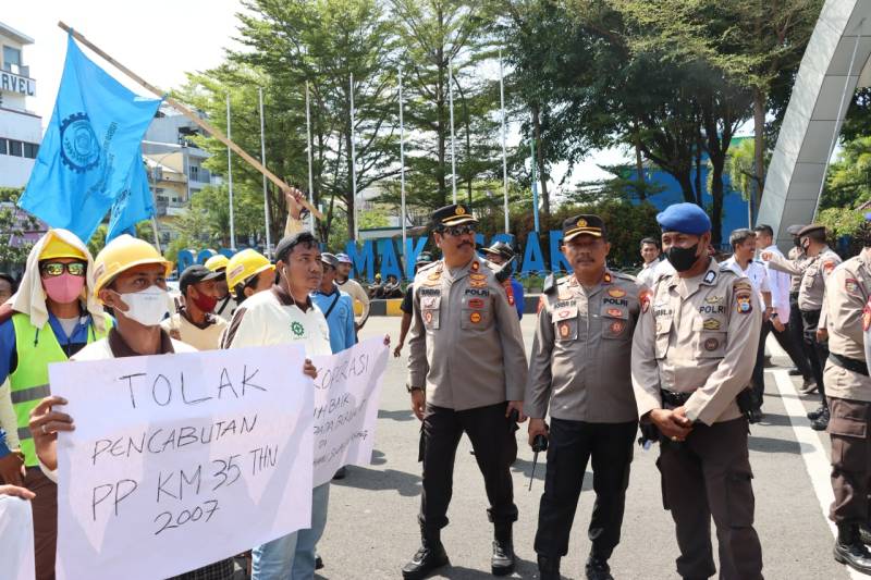 Agar Berjalan Kondusif, Polres Pelabuhan Makassar Kawal Demo Buruh 