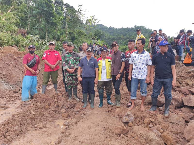 Wakil Bupati Gowa Tinjau Titik Longsor di Parangloe